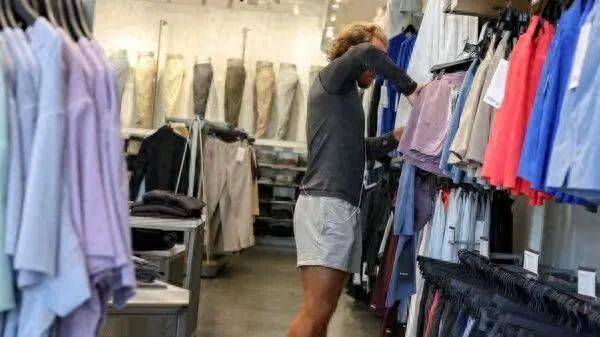 皇冠账号申请_哄堂大笑!对等关税生效皇冠账号申请,第一个倒下的国家竟是美国自己?