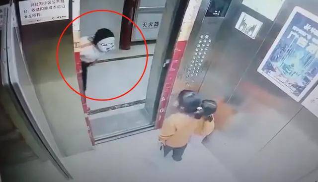 介绍个信用网网址_两幼童电梯里遭面具人吓哭介绍个信用网网址,对方多次阻止电梯门关闭!家长已带孩子看心理医生