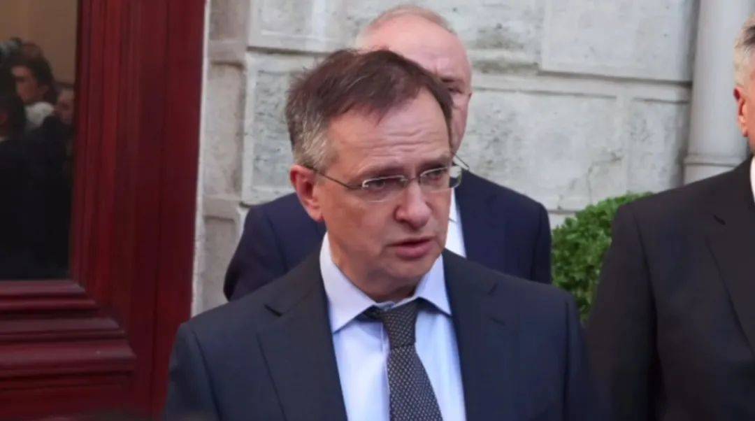 皇冠信用网结算日_没等到普京皇冠信用网结算日,泽连斯基走了!乌方代表团迟到,俄方:继续等!关于谈判,特朗普最新发声……