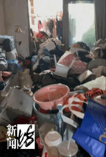 皇冠体育App下载_垃圾堆满皇冠体育App下载,臭到离谱!上海顶流豪宅业主也拾荒?邻居直呼倒大霉,不能忍!