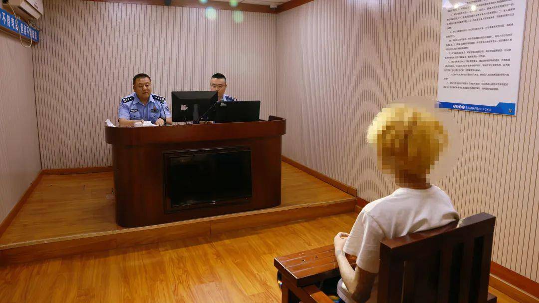 法林明高RJ足球_男子被追打躲进朋友宝马车法林明高RJ足球,人车遭打砸群殴,警方:已抓获23人,两伤者无生命危险