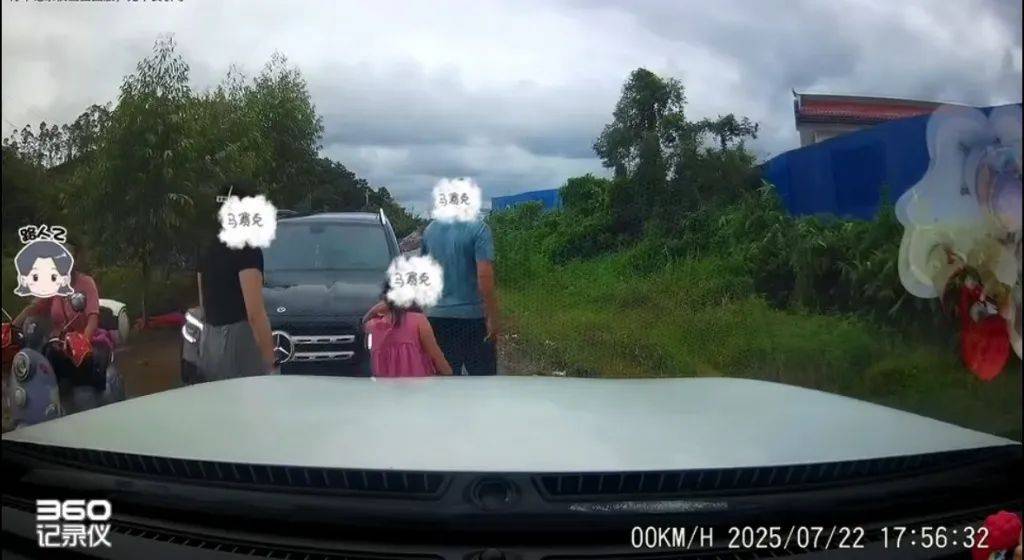 怎么开通皇冠信用網口_网传奔驰“亮证女”是公安局领导?警方最新回应怎么开通皇冠信用網口!当事男子还原事件经过