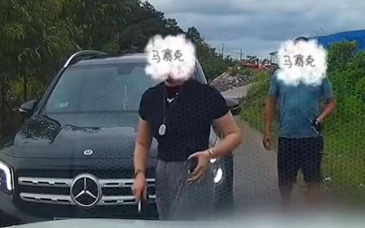 皇冠信用网会员注册_“亮证逼迫让路”奔驰女被曝亮的是假证皇冠信用网会员注册,律师:伪造国家机关证件,情节严重可能触犯刑法