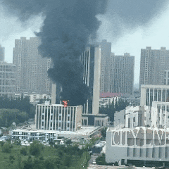 皇冠足球平台代理_山西太原一办公大楼起火皇冠足球平台代理,现场浓烟滚滚,黑烟冲天,目击者:里面有人在来回跑