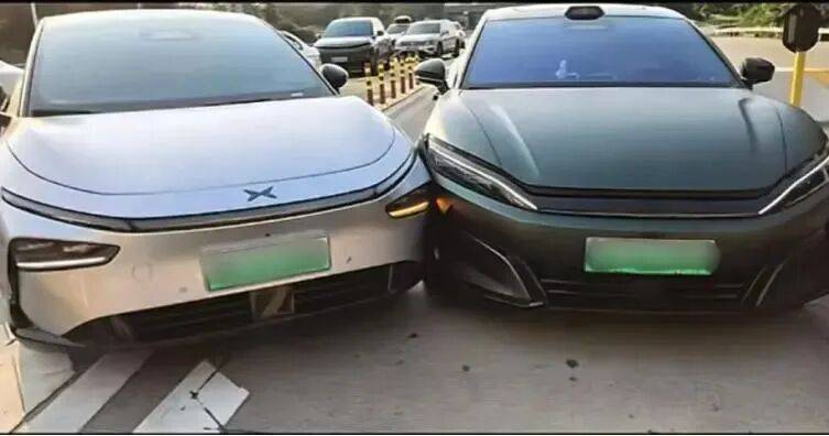 世界杯2026欧洲外围赛_高速出口被蹭ETC世界杯2026欧洲外围赛，车主直接撞上去！责任怎么算？