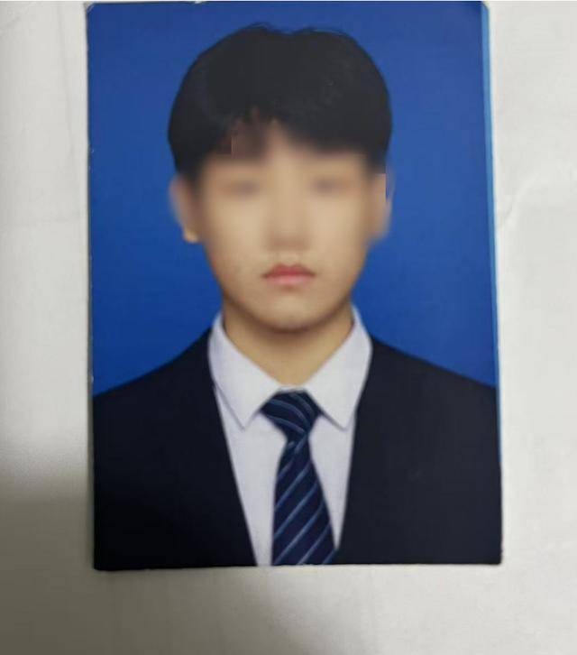 洛克达尔vs黑镇市_江西一高校21岁男生宿舍玩手游晕倒猝死洛克达尔vs黑镇市,家属质疑校方急救措施不到位,校方回应