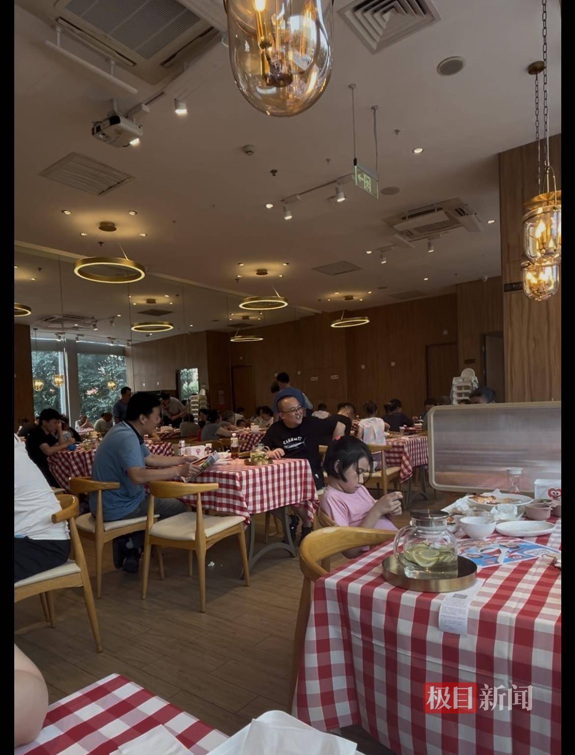 皇冠信用網怎么开户_实探罗永浩就餐的西贝门店:40余桌基本坐满皇冠信用網怎么开户,老罗包间上午10点就被预定,有顾客大喊“特意来支持贾总”