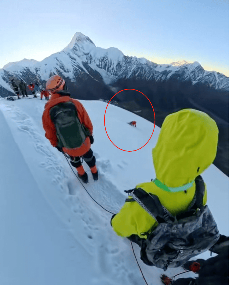 皇冠信用盘开户_海拔5588米雪山上男子滑坠遇难 亲人:皇冠信用盘开户他解开安全绳给同行游客拍照被冰爪绊倒