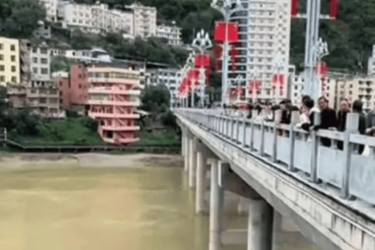 皇冠信用网平台_陕西旬阳男子婚礼当天跳河皇冠信用网平台，正搜救！当地称系因琐事情绪失控