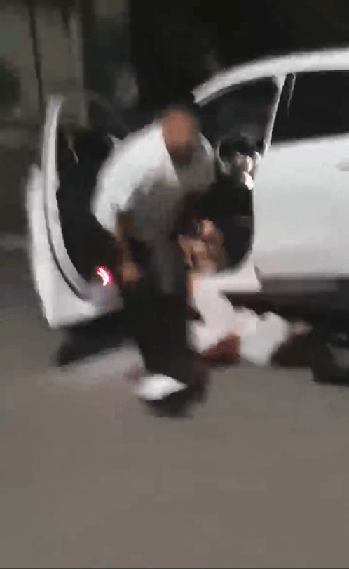 皇冠信用网正网
_一男子凌晨听到两声呼救皇冠信用网正网
,循声发现一女子在奔驰车外被白衣男勒昏!受害者:是受朋友之托借钱给白衣男,凌晨被骗至偏僻处遭非礼!