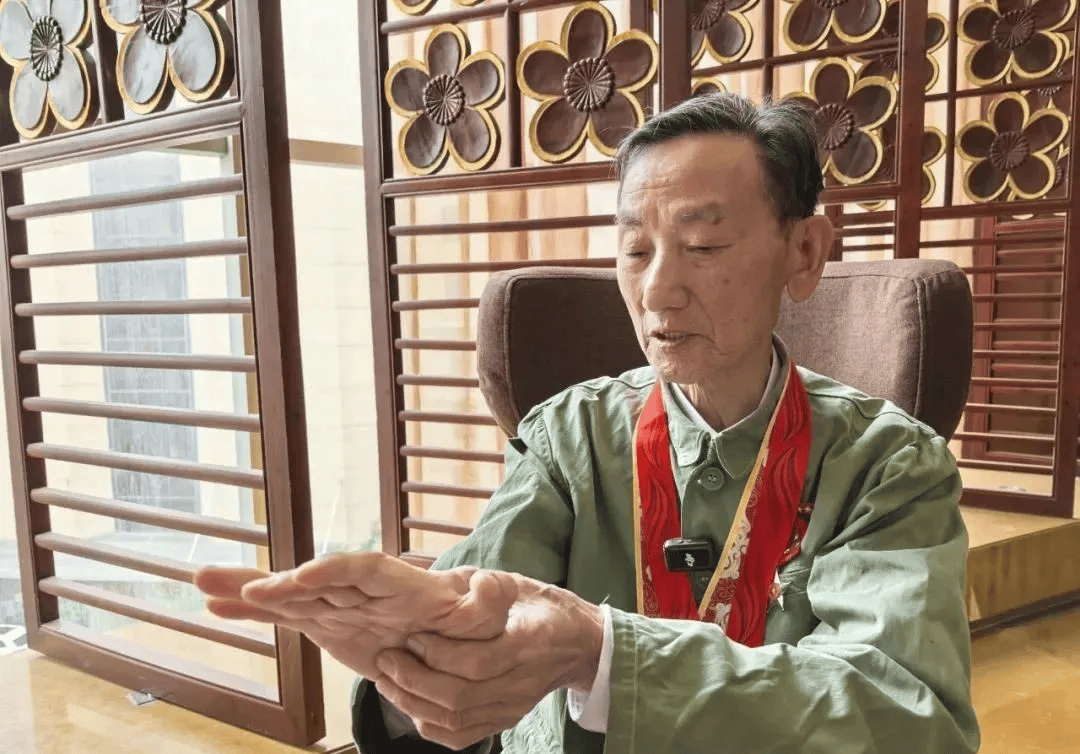 皇冠信用怎么弄
_“老先生皇冠信用怎么弄
,您把项链取下来再做CT”“你看是不是弹片”