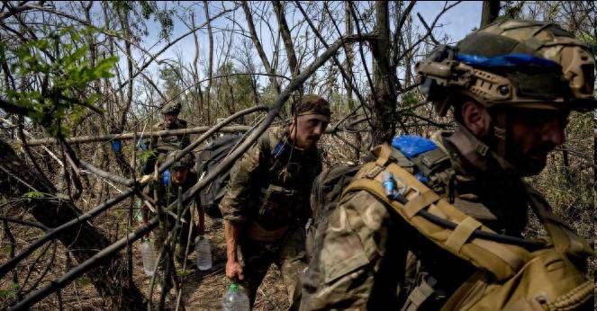 皇冠信用网在线开户
_红军城大势已去皇冠信用网在线开户
,乌军士兵倒戈投俄后,公开宣布泽连斯基才是乌克兰的敌人