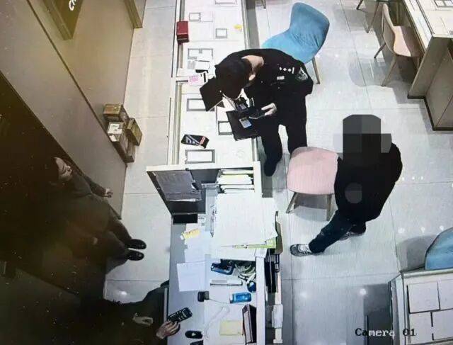 皇冠信用网代理怎么申请
_股市套现170万元后皇冠信用网代理怎么申请
,杭州男子豪购300克金条!老板当场报警……