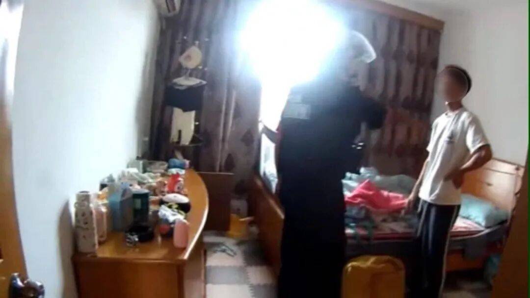 皇冠信用網出租
_因妻子没带包子回家皇冠信用網出租
,浙江一男子怒把30斤行李箱从6楼扔下,还称“砸到人了我就负责,没砸到就没事”,目前该男子已被刑拘