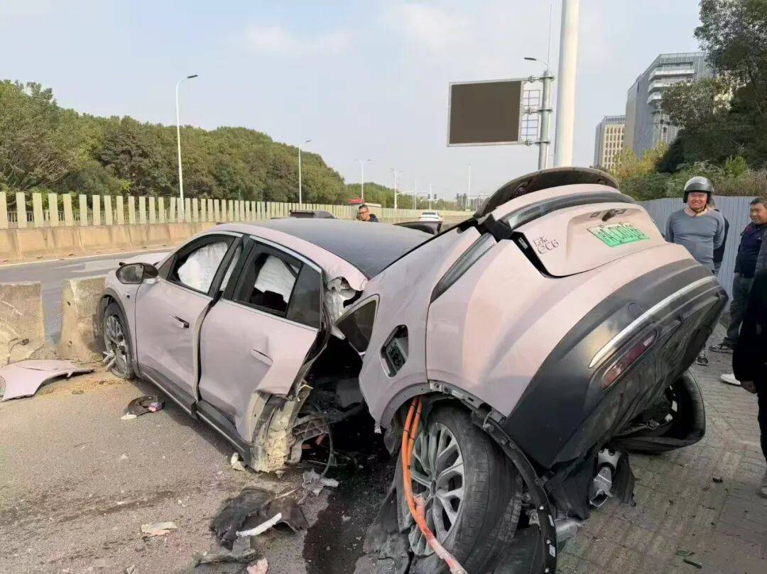 利物浦比分_上海一辆蔚来EC6撞石墩后车尾断裂利物浦比分，客服回应：目前已与车主取得联系，正在复盘事故经过