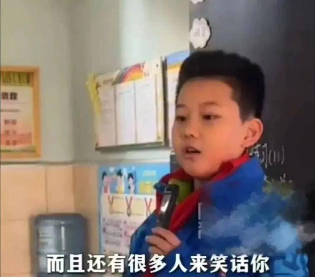 皇冠信用平台出租出售_校服被写侮辱性文字皇冠信用平台出租出售，9岁男孩勇敢发声！全网点赞