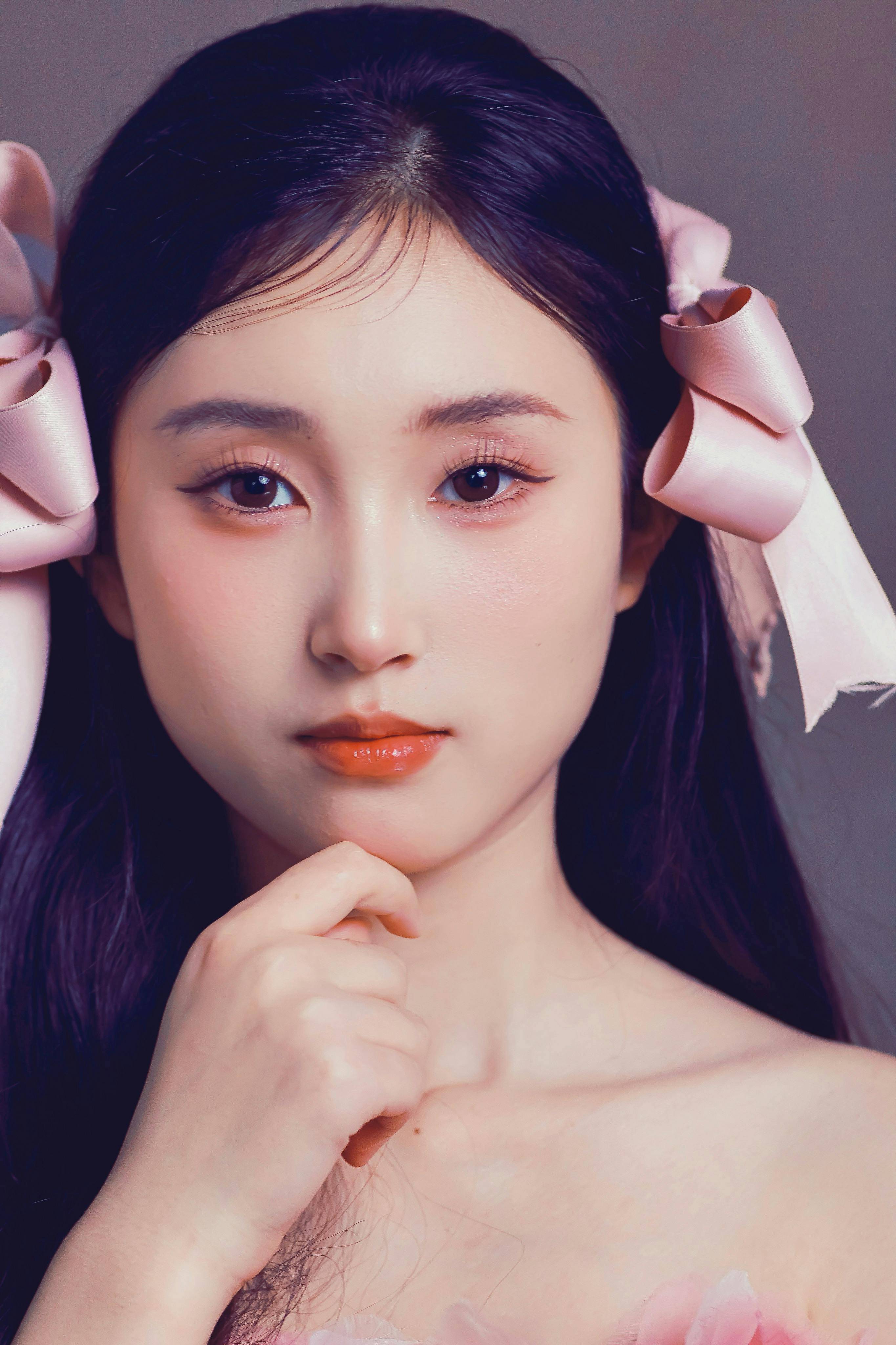 香港足球联赛_18岁女生全素颜相亲香港足球联赛，两男子一眼沦陷，选踏实男子，网友赞：内在才长久