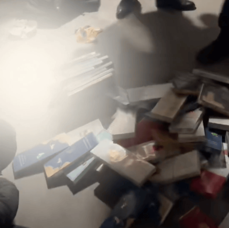 皇冠信用网怎么申请_青岛某超市凌晨突然出现神秘黑影皇冠信用网怎么申请,披着烂麻袋低着头,当他终于转过脸来,警察都气笑了