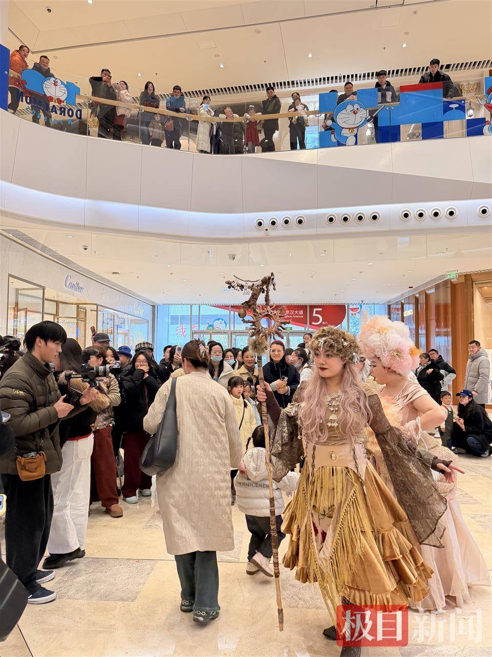 怎么注册皇冠信用网_车位要找半小时怎么注册皇冠信用网，吃饭等了一中午，连LV都开始排队了……新年第一天，武汉各大商场人气爆棚