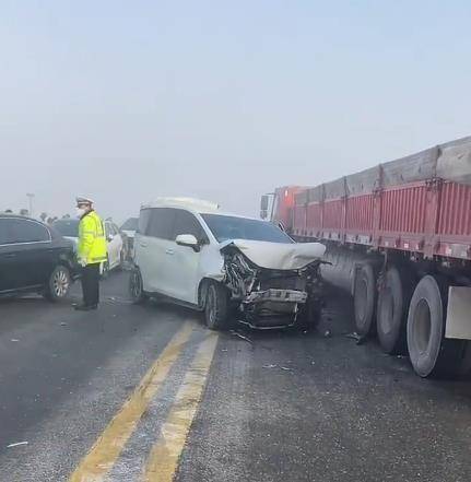 电竞足球代理_开封黄河公路大桥大雾天突发多车连环追尾电竞足球代理，大巴车紧急避险冲上护栏车头悬空险坠河，乘客：车上6人均未受伤，车已被拖至修理厂