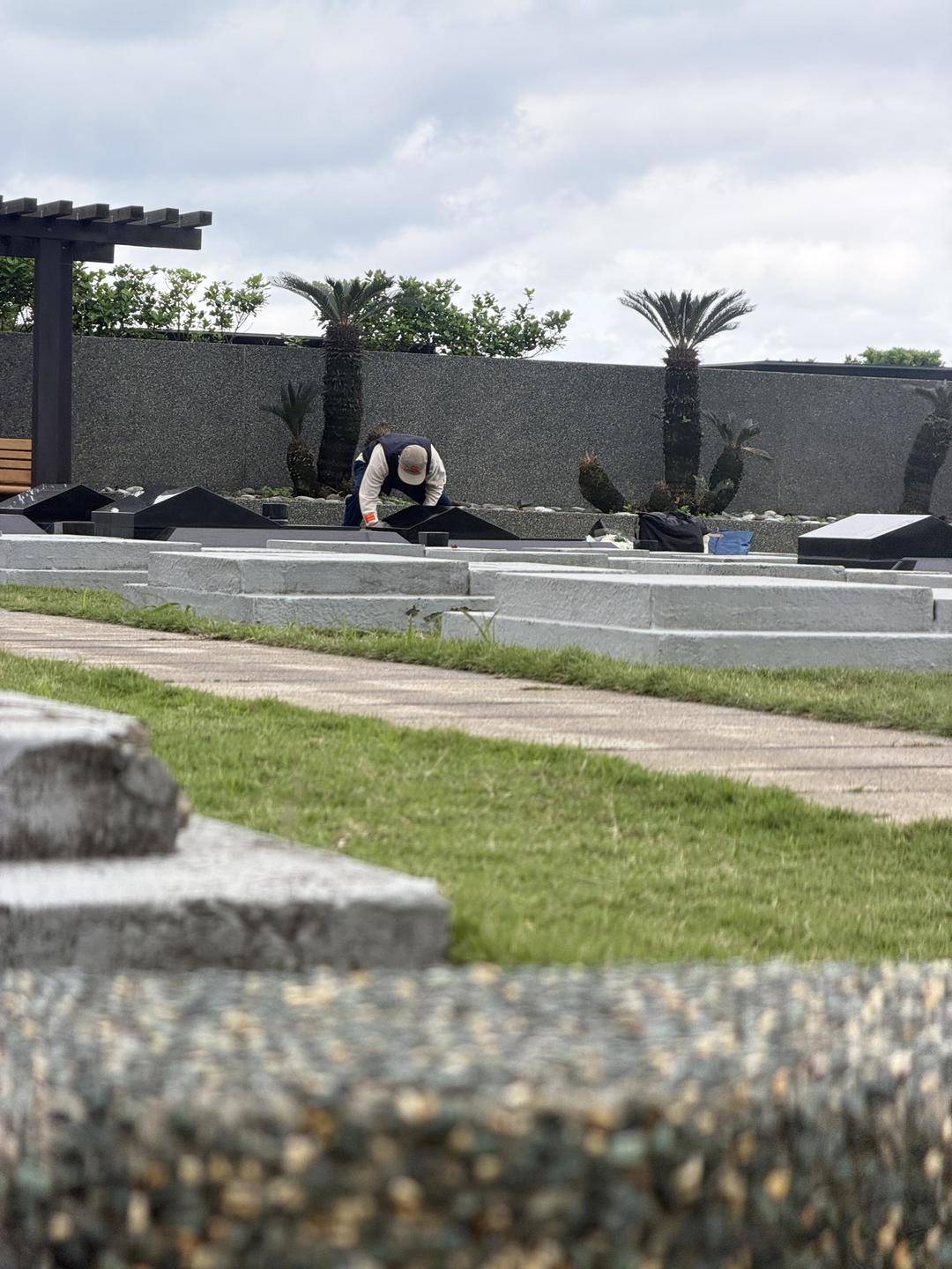 皇冠信用网代理申请_网友墓园偶遇具俊晔皇冠信用网代理申请,为已故妻子大S擦拭墓碑