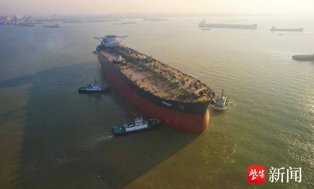 怎么开通皇冠信用开户_长332.9米怎么开通皇冠信用开户,宽60米开门红!镇江史上最大新造船顺利出坞拖带