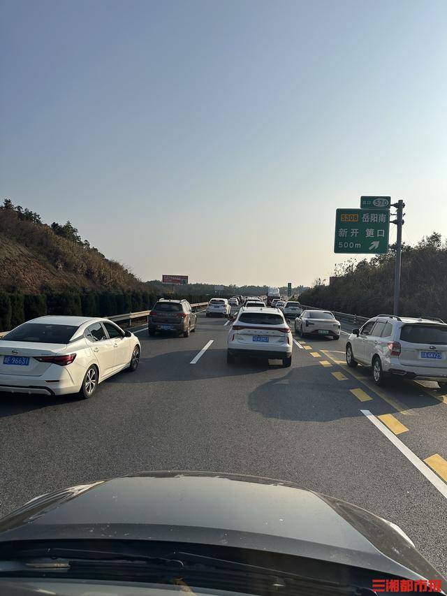 皇冠hga010_湖南多个收费站因车流量大交通管制｜2026春运进行时