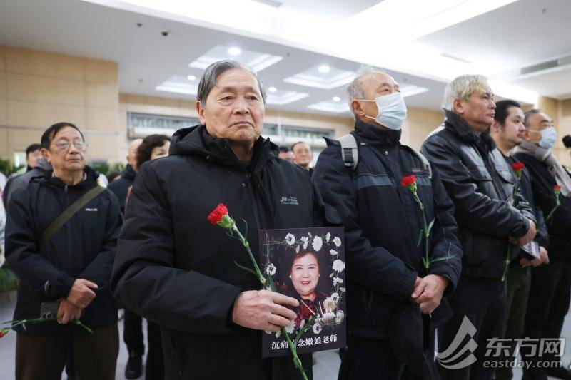 皇冠代理联系方式 _上海市民送别百岁嫩娘：从艺八十载皇冠代理联系方式 ，最后一次红装谢幕 | 组图