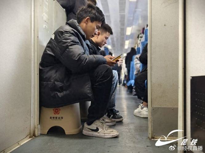 皇冠信用盘开户 _12306回应列车为无座旅客发便民凳：昆明局特色服务皇冠信用盘开户 ，具体以列车实际配备为准