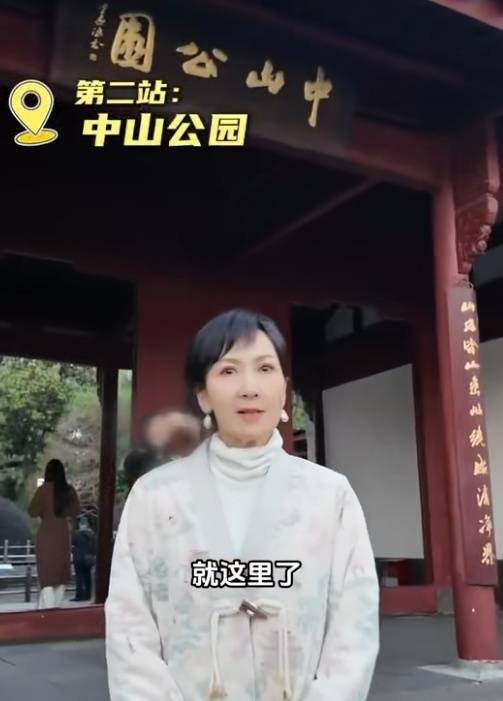 皇冠信用盘登123出租 _知名女演员在杭州坐公交：又回到熟悉的地方皇冠信用盘登123出租 ，网友：我的童年回忆啊