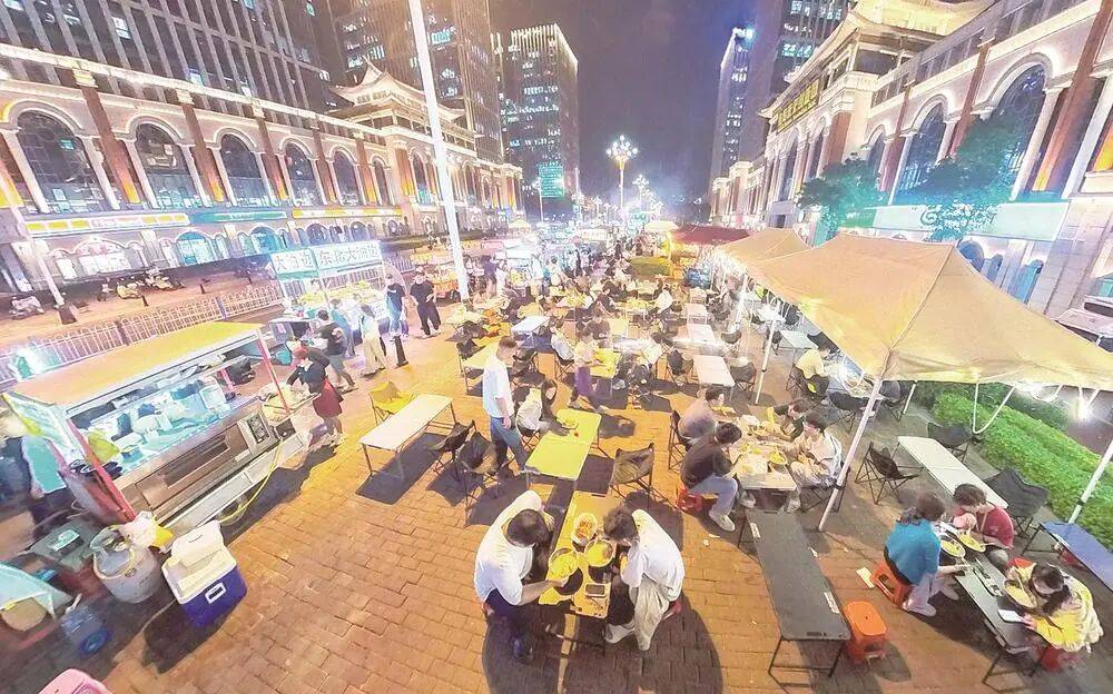 皇冠信用网需要押金吗_“厦门最大夜市一条街”每晚近百摊位铺开皇冠信用网需要押金吗，喧闹过后摊主及时清理垃圾、清洁路面恢复宁静，厦门夜市如何“管”出活力？多方发声