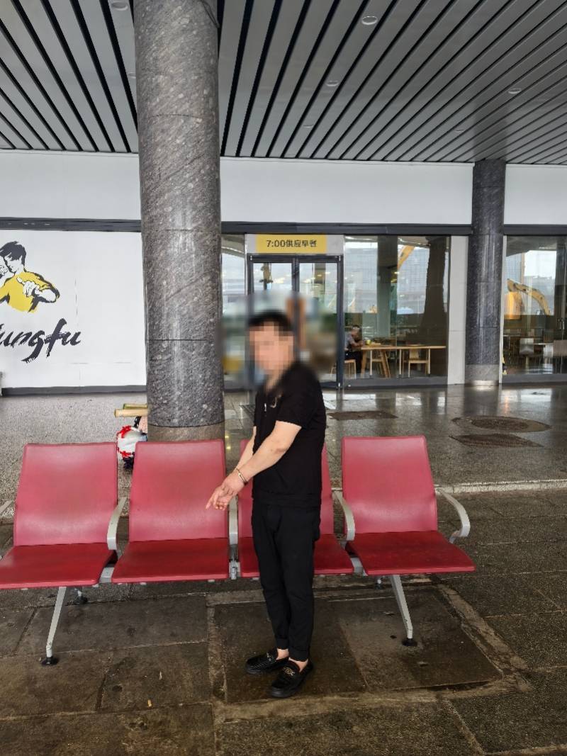 皇冠世界杯_广州火车站外两男子趁乘客候车睡着偷手机皇冠世界杯，被抓获！现场曝光