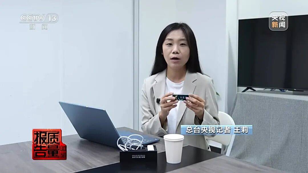 体育皇冠信用网_一对情侣租房后体育皇冠信用网，发现床铺上方有针孔摄像头，2人报警