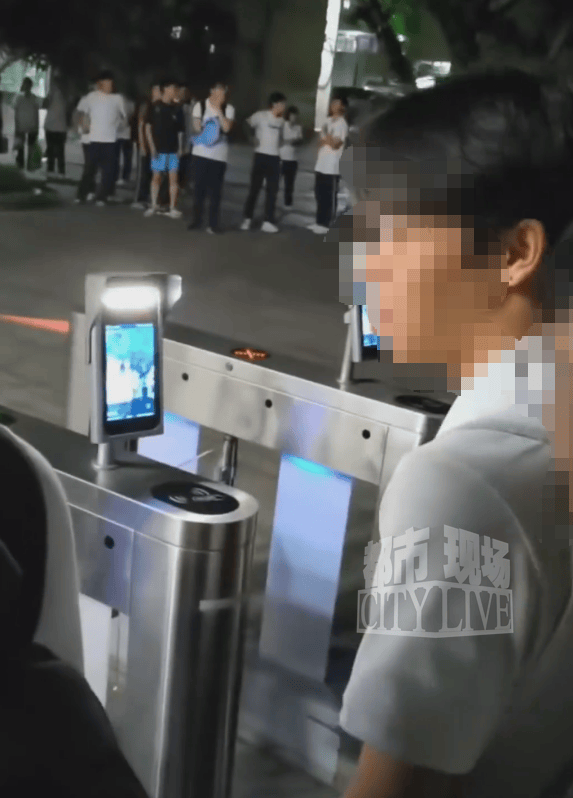 皇冠代理申請_“广西梧州一中学老师阻止学生离校皇冠代理申請，并在校门口破口大骂”，校方通报：情况属实